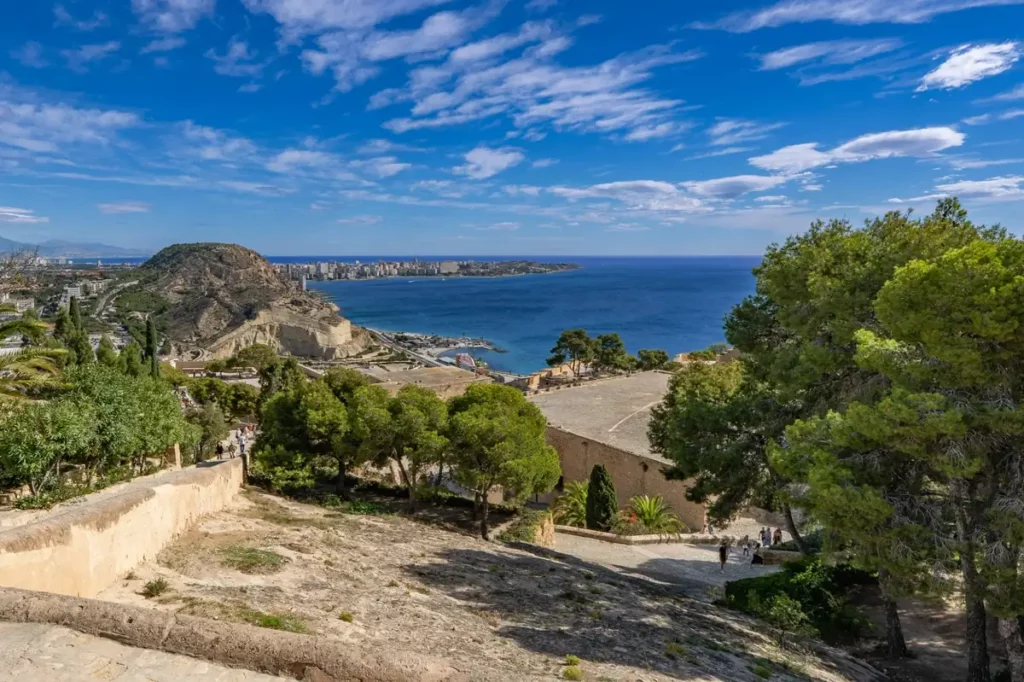 Vista panorámica de Alicante desde el Castillo de Santa Bárbara con el mar Mediterráneo al fondo.