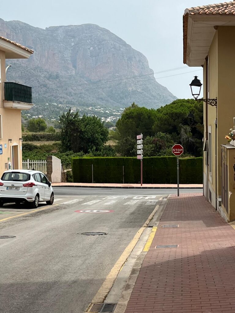 Las calles de Jesús pobre tienen paisajes de montaña que evocan tranquilidad.